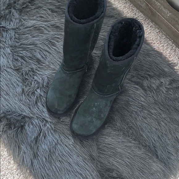 UGGS - Picture 3 of 8